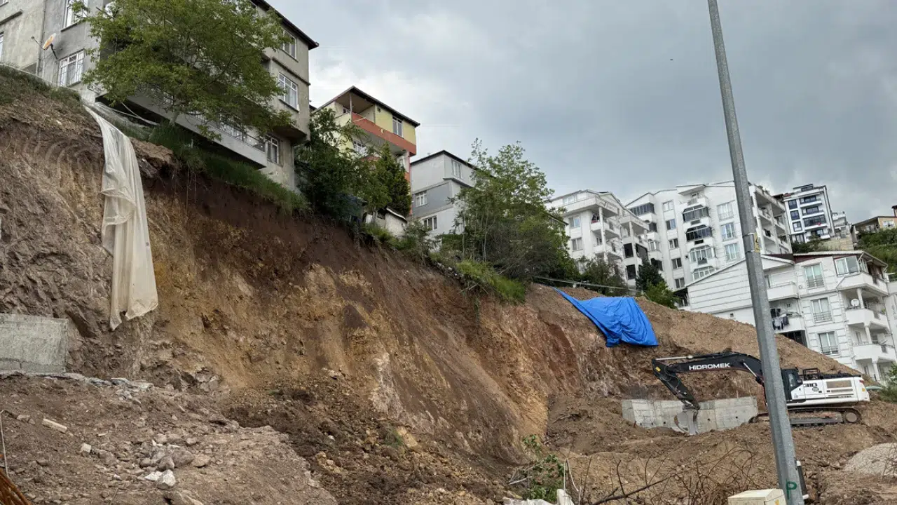 Kocaeli'de toprak kaydı : 5 bina tahliye edildi