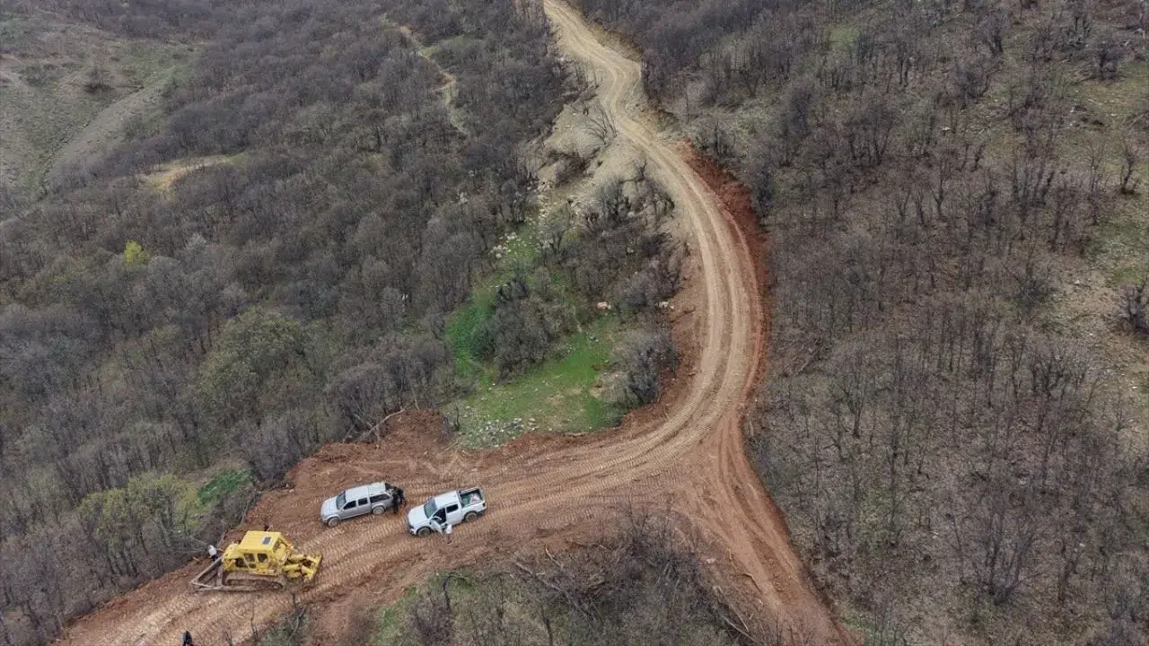 Munzur Çayı taştı , köprü zarar gördü : Mezraya alternatif yol yapılıyor