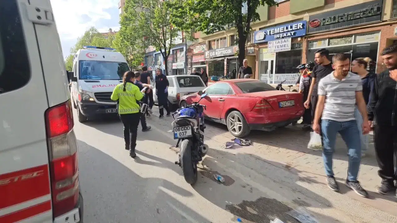 Kütahya'da motosiklet yayaya çarptı : 2 kişi yaralandı