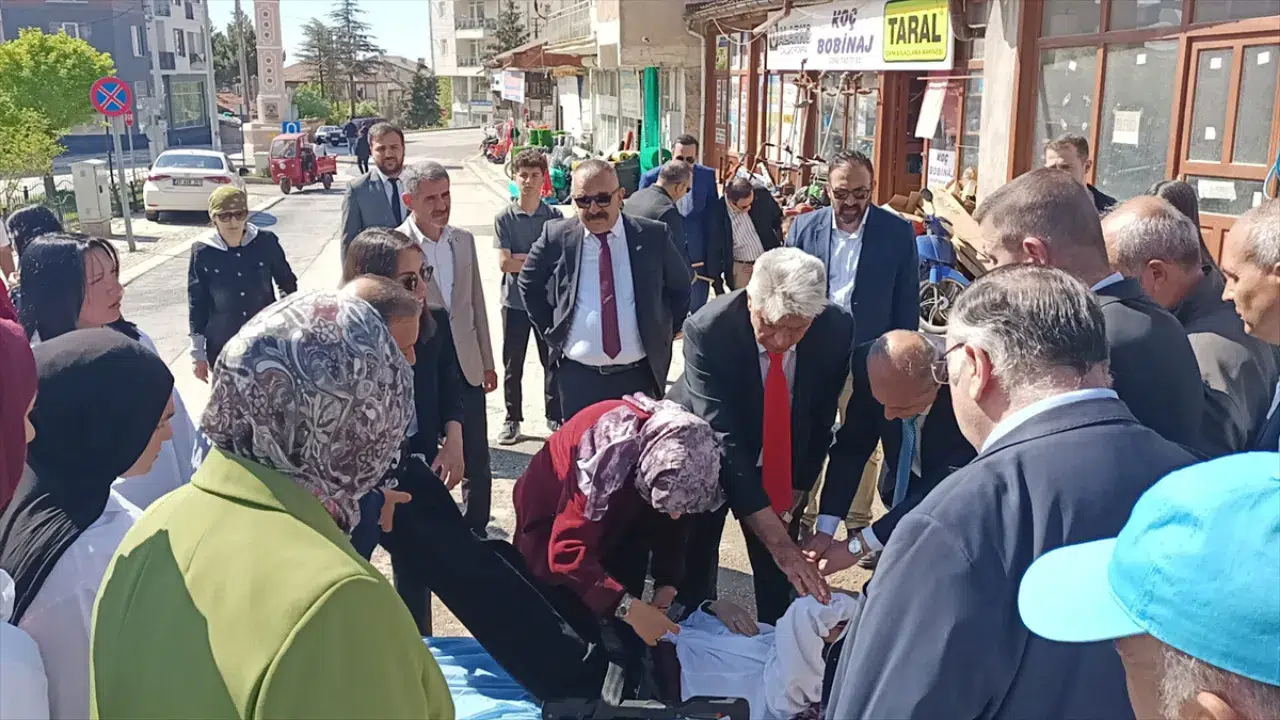 Konya’da 19 Mayıs töreninde bayılan öğrenciye doktor Belediye Başkanı müdahale etti