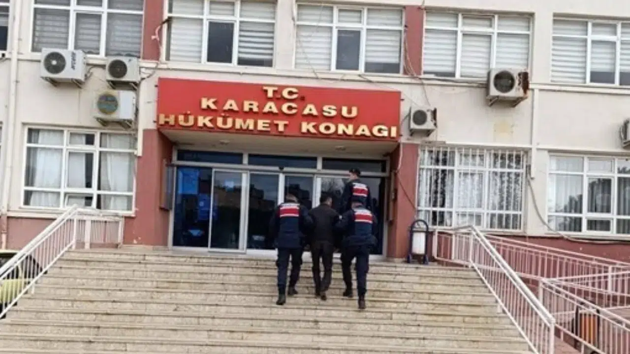 Aydın Karacasu'da bir evde ruhsatsız silahlar ve tarihi eserler ele geçirildi