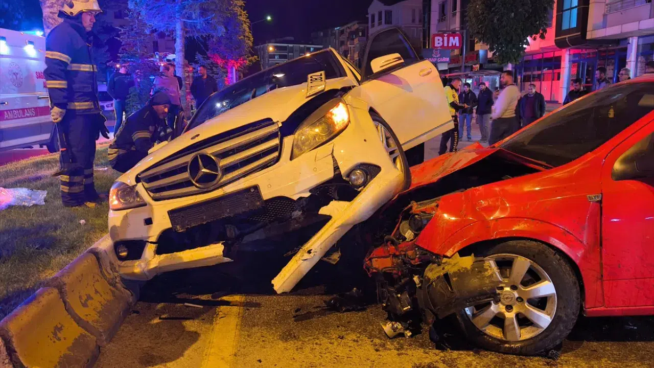 Çorum'da otomobiller çarpıştı : 3 yaralı