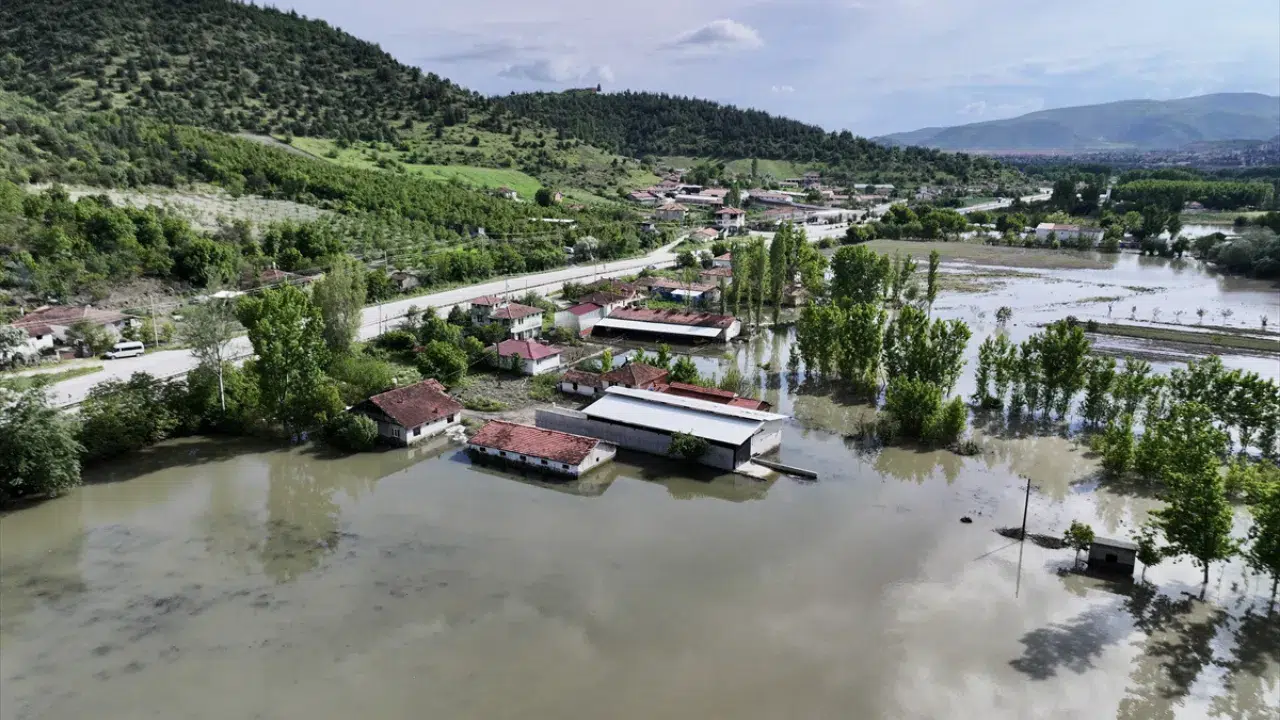 Tokat'ta dereler taştı : Tarım arazileri sular altında kaldı