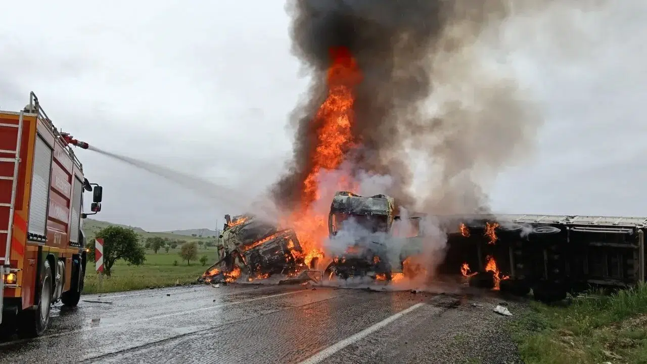 Afyonkarahisar'da facia gibi kaza ! Çarpışan iki tır alev alev yandı