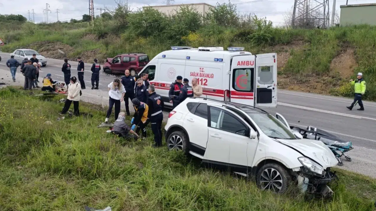 Çanakkale'de iki otomobil çarpıştı : 1'i ağır 4 yaralı