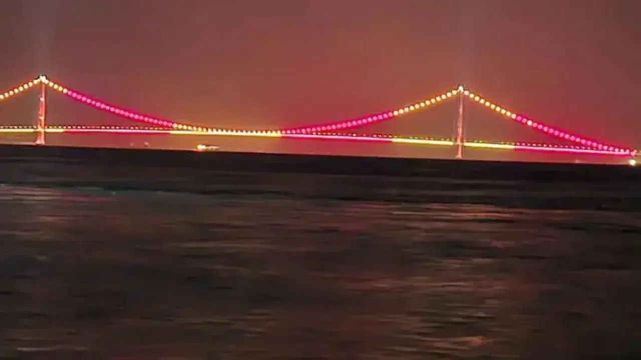 1915 Çanakkale Köprüsü sarı-kırmızı renklere büründü