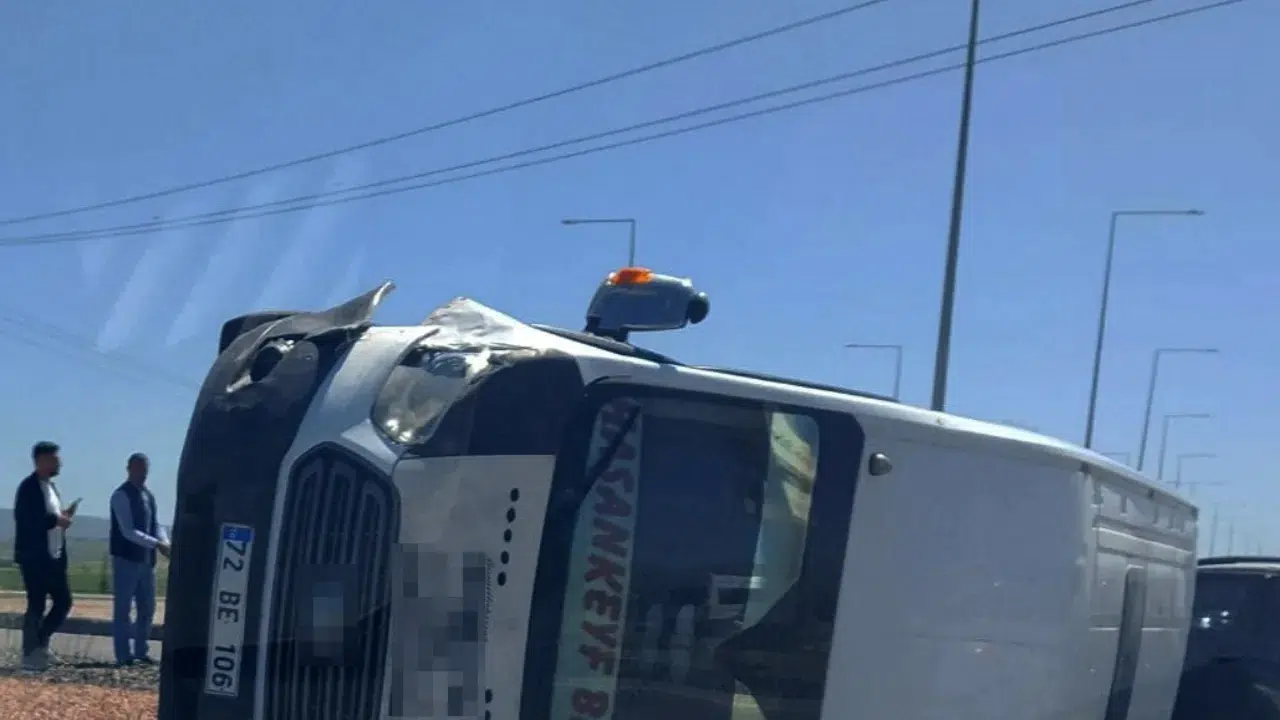Batman’da minibüs ile otomobil çarpıştı : 5 kişi yaralandı