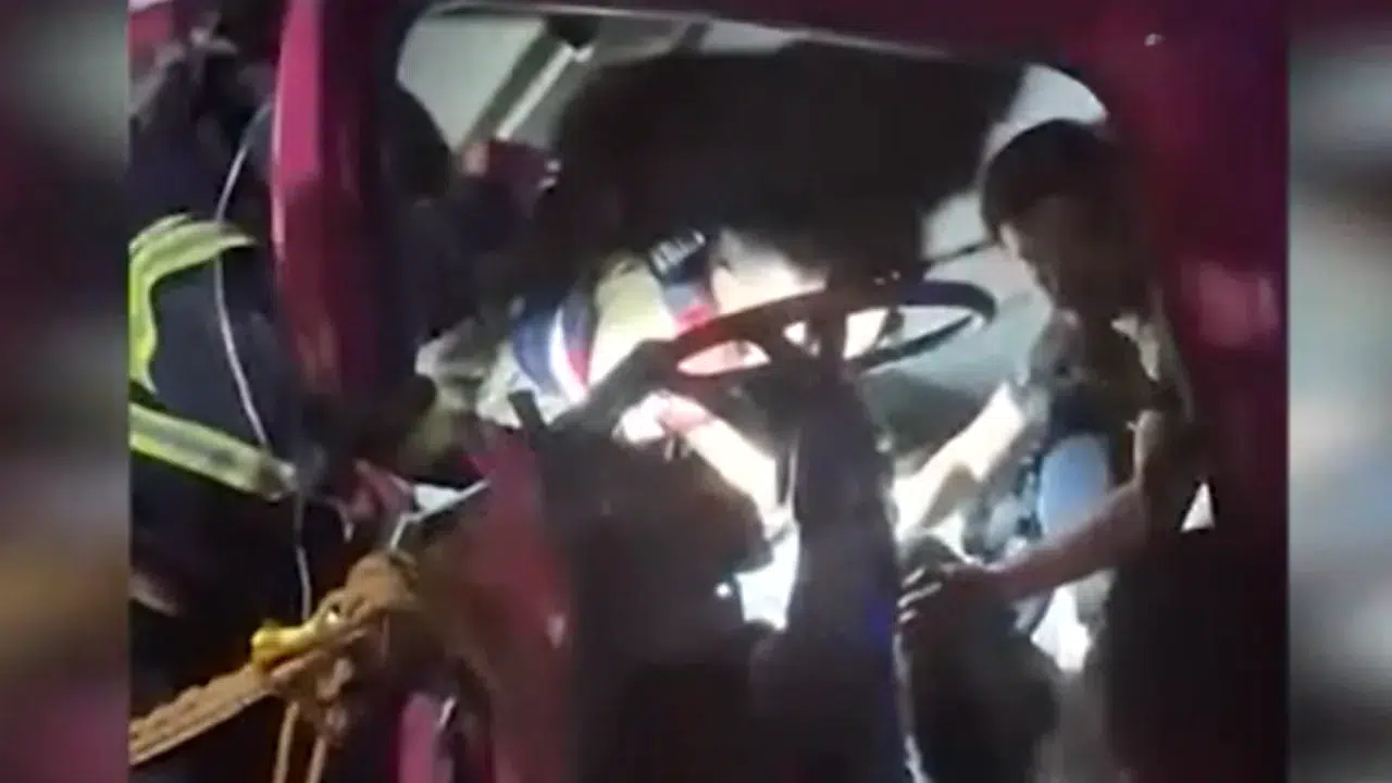 Diyarbakır-Şanlıurfa karayolunda iki tır çarpıştı : 1 yaralı