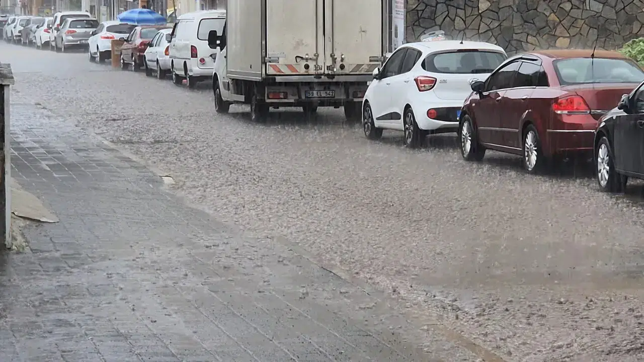 Tekirdağ'da sağanak : Yollar dere gibi aktı