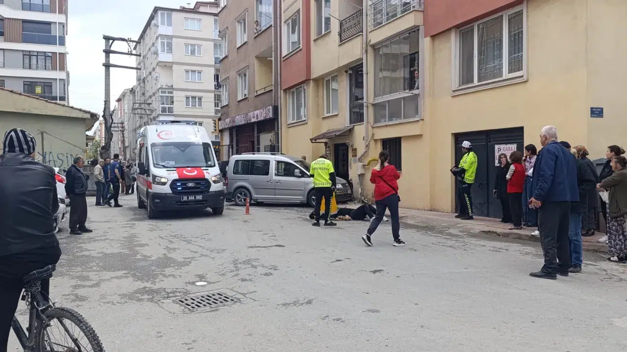 Eskişehir'de araç apartman girişindeki yayalara çarptı : 2'si ağır 3 yaralı