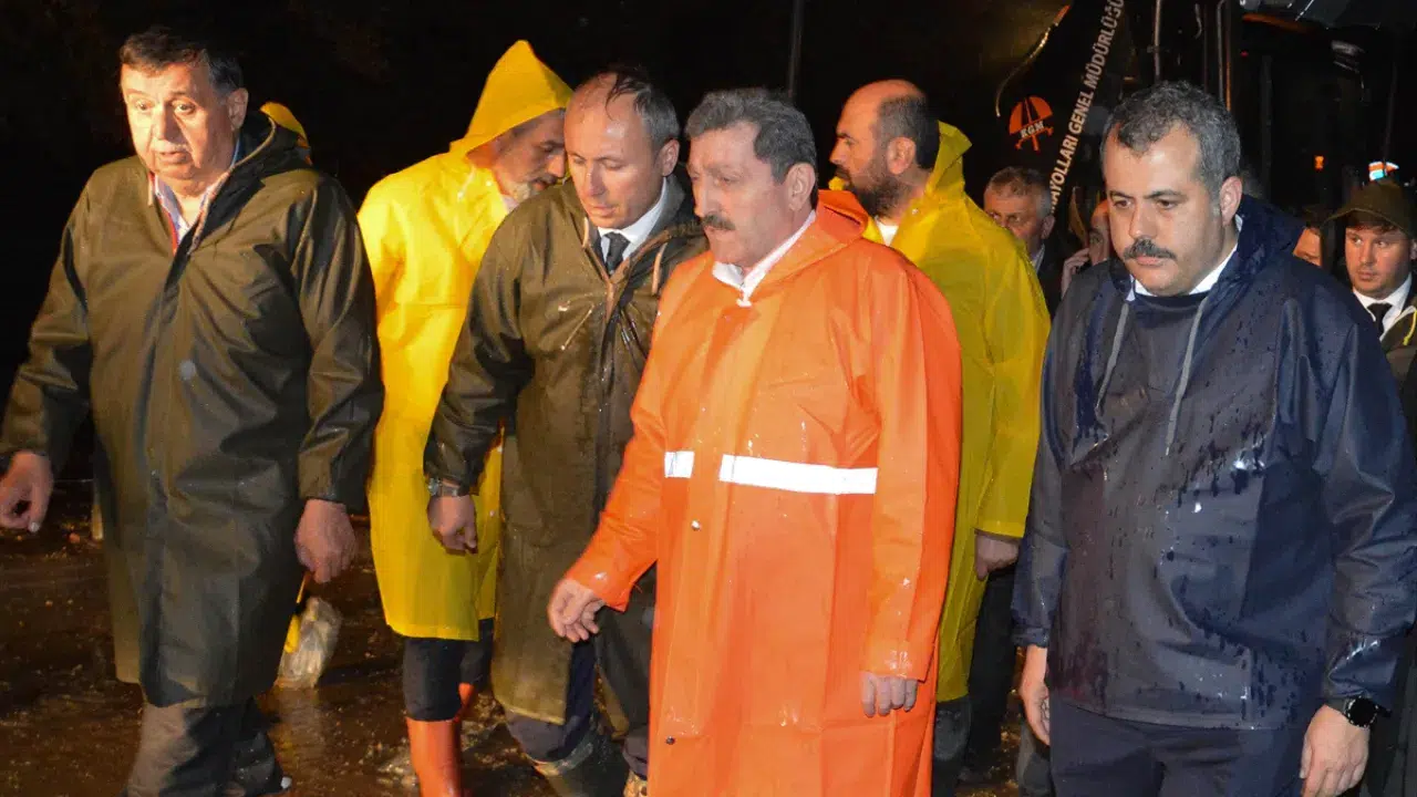 Samsun Valisi Tavlı, sel felaketinin yaşandığı Havza'da incelemelerde bulundu