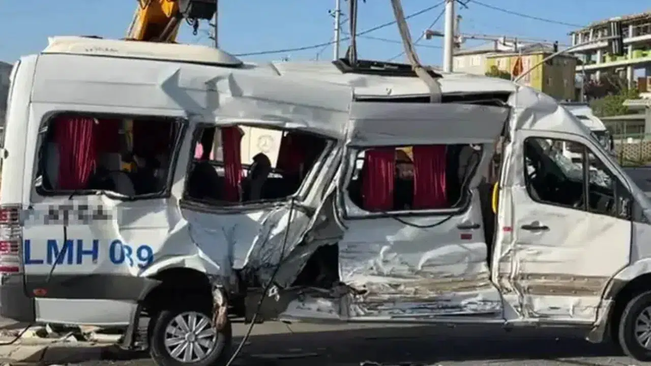 Kocaeli'de tırla çarpışan işçi servisi devrildi : Çok sayıda yaralı var