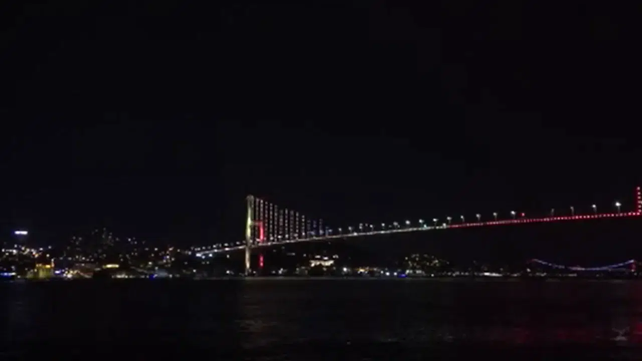 15 Temmuz Şehitler Köprüsü sarı kırmızı oldu