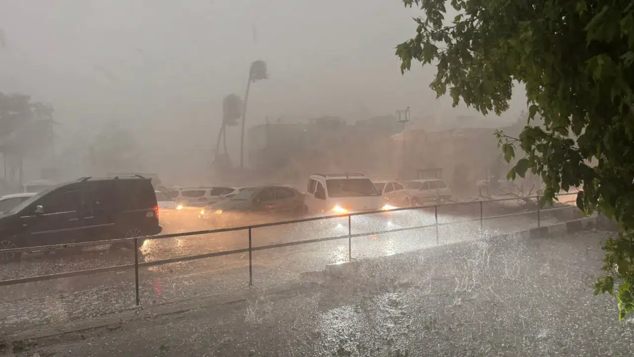 Şanlıurfa'da fırtına ve dolu hayatı olumsuz etkiledi