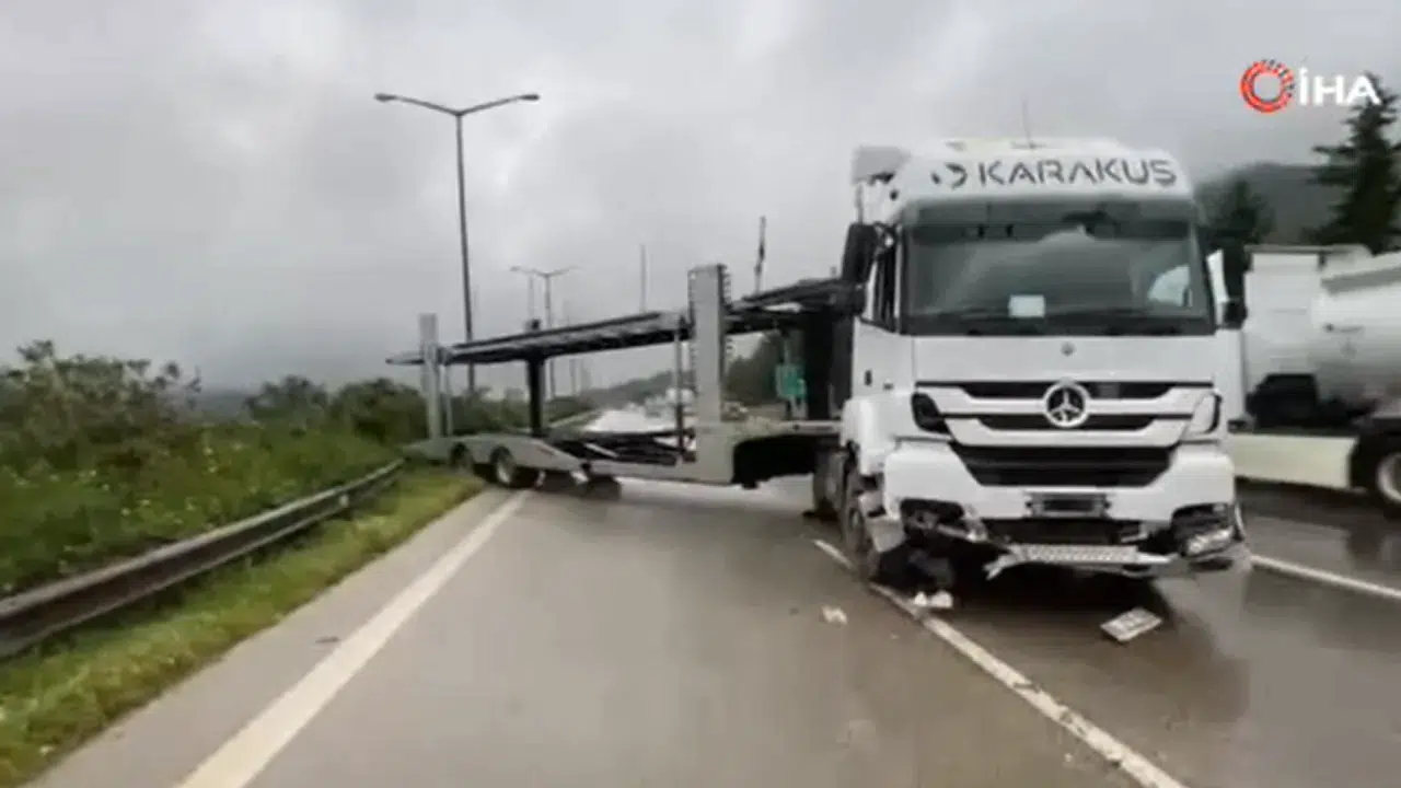 Osmaniye'de otomobil taşıyan tır yoldan çıktı