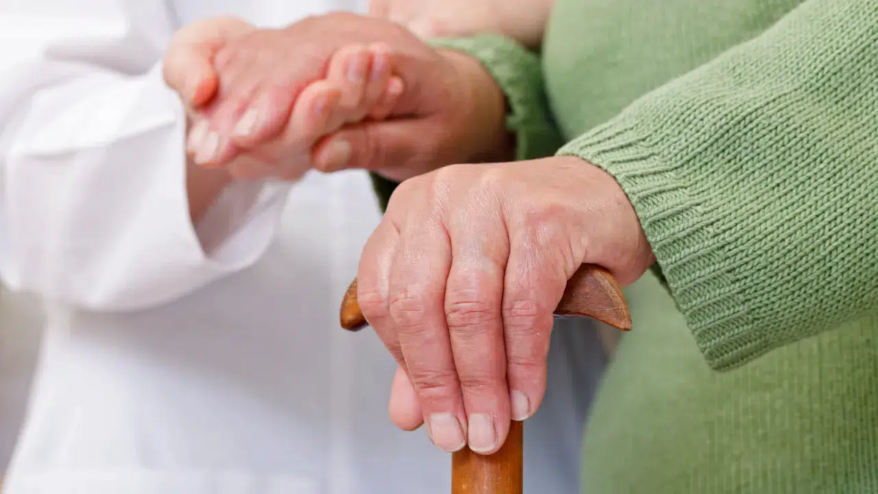 Huzurevleri ve yaşlı bakım merkezlerinde yeni dönem : 70 yaş sınırı ve seviyeli bakım sistemi yürürlüğe girdi