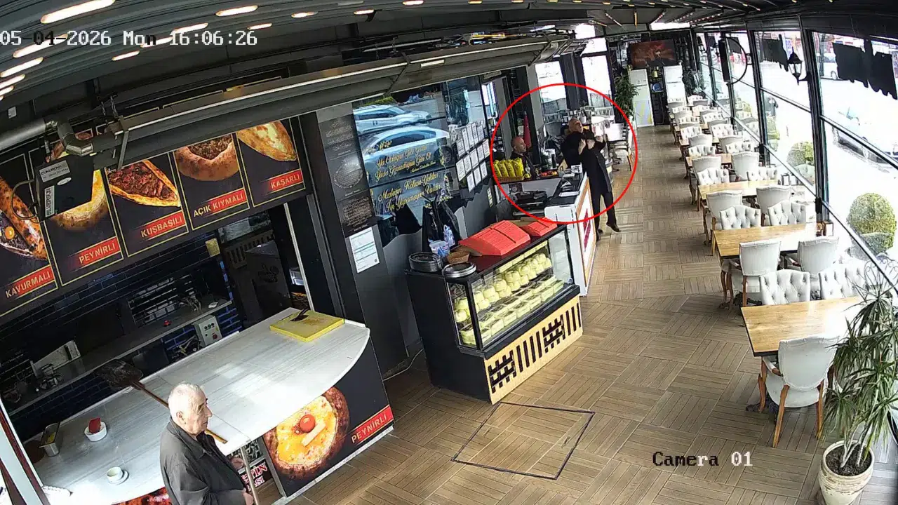 Pendik’te restoranda boğazına ekmek kaçan müşteriyi Heimlich manevrası kurtardı