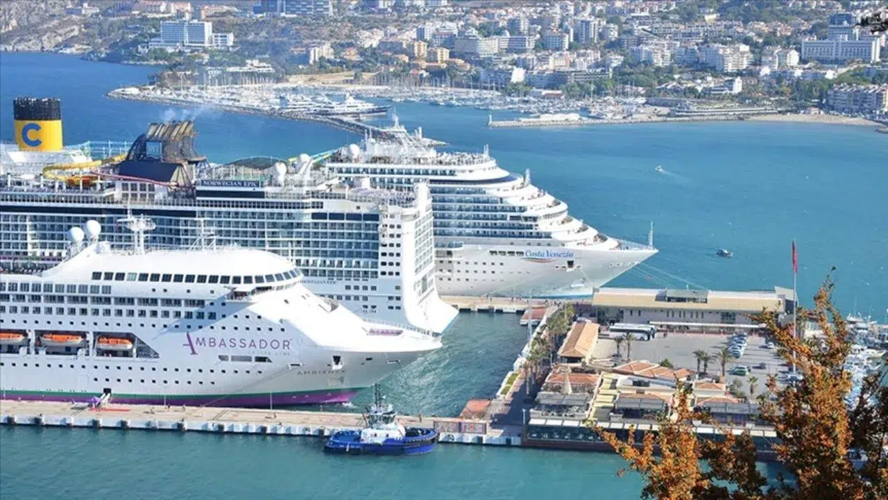 Marmaris’e turist akını : Kruvaziyer gemisi ilçeyi hareketlendirdi
