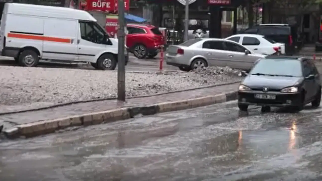 Elazığ'da sağanak etkili oldu : Caddelerde su birikti