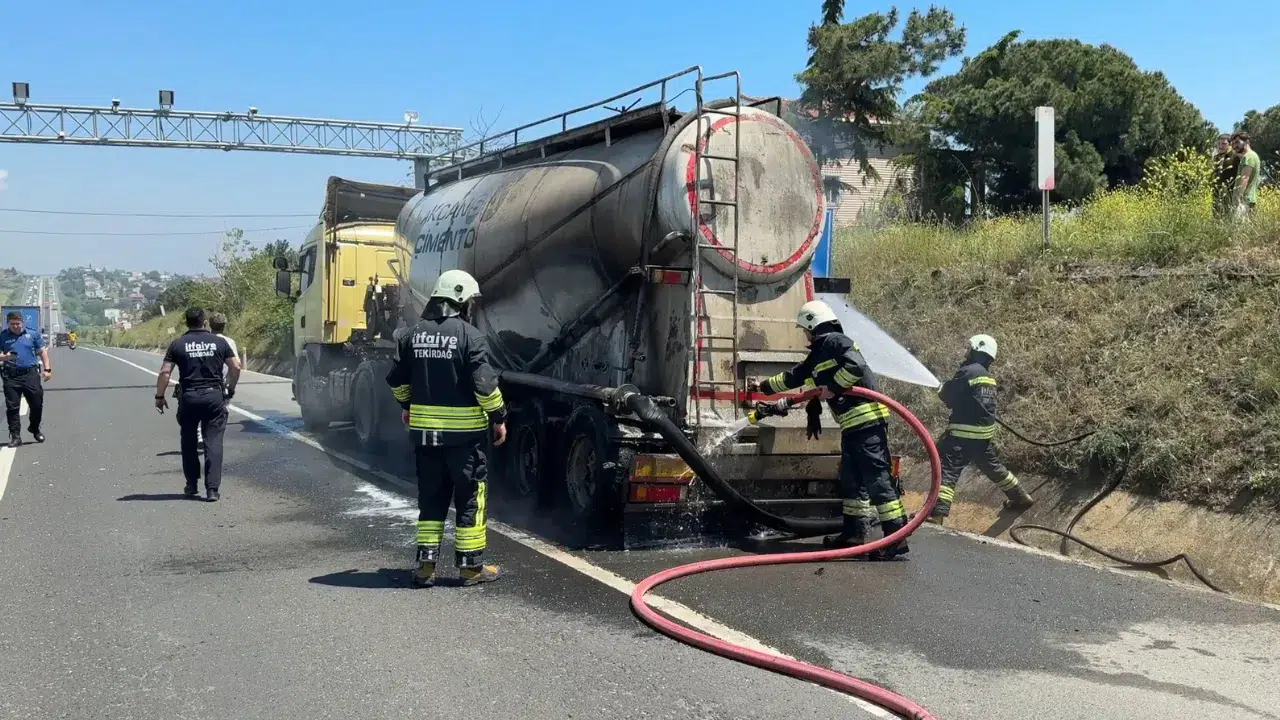 Tekirdağ-İstanbul Karayolu’nda yangın : Beton yüklü kamyon alev alev