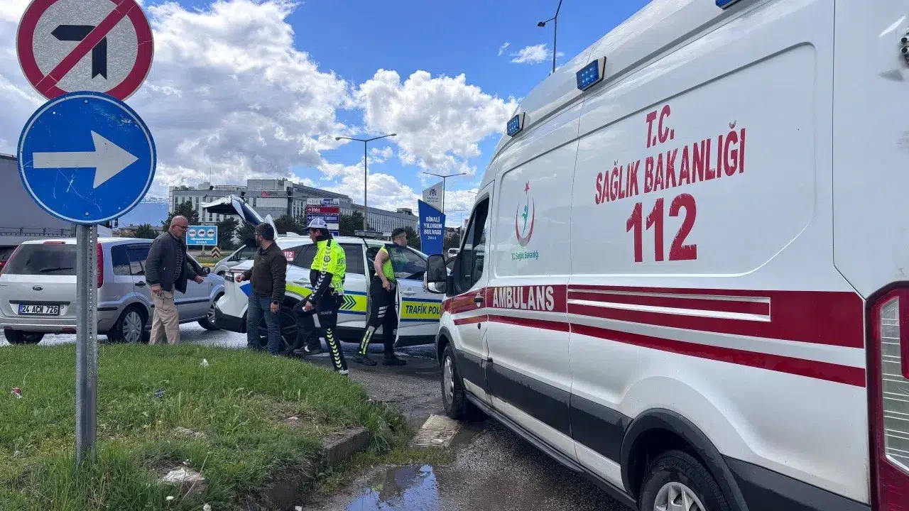 Erzincan'da otomobil ile çekici çarpıştı : 3 yaralı