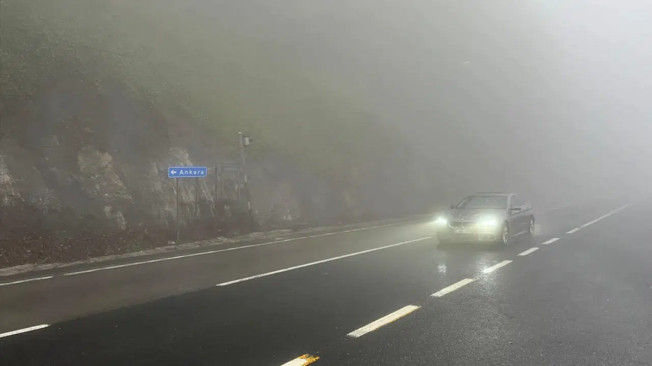 Bolu Dağı geçişinde sis etkili oldu : Görüş mesafesi düştü