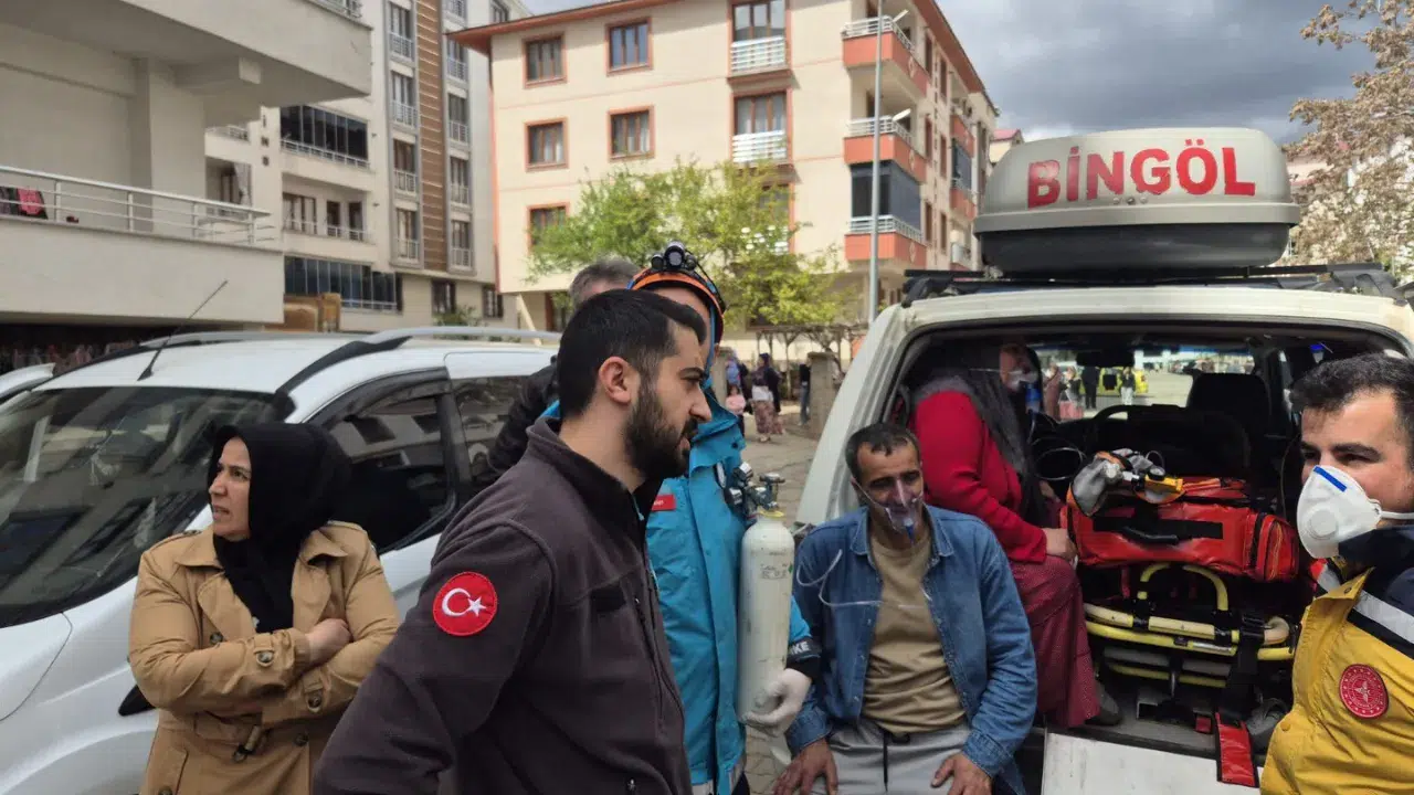 Bingöl'de bina yangını : 13 kişi dumandan etkilendi