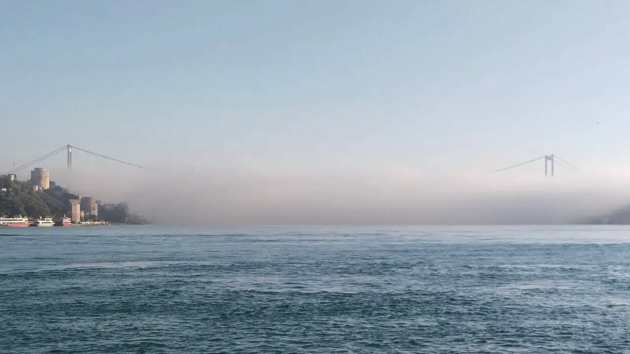 İstanbul Boğazı'nda yoğun sis etkili oldu