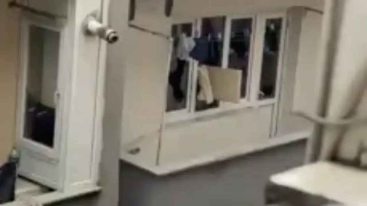 Kağıthane'de sinir krizi geçiren şahıs evdeki eşyaları sokağa attı
