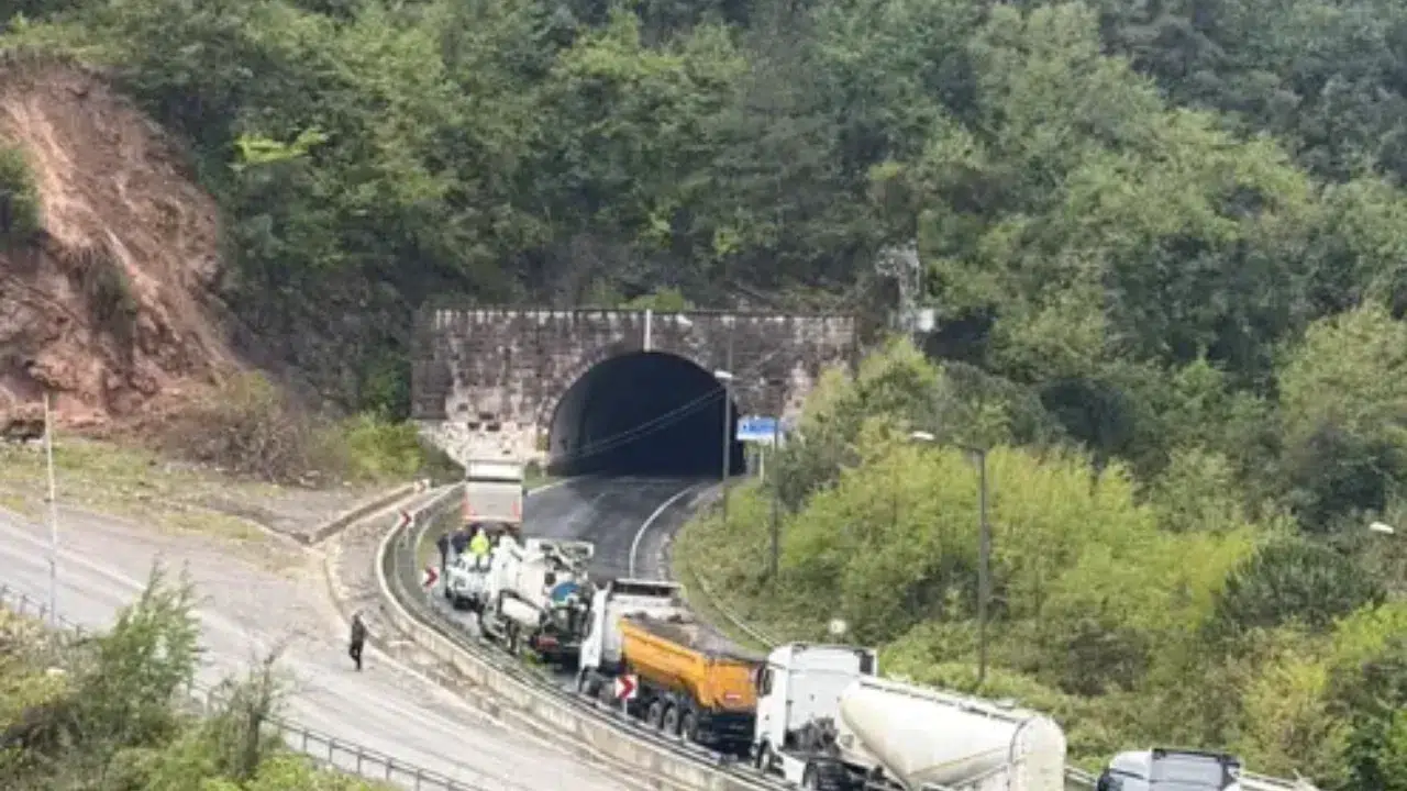 Zonguldak'ta heyelan nedeniyle elektrik telleri koptu : Yol trafiğe kapatıldı
