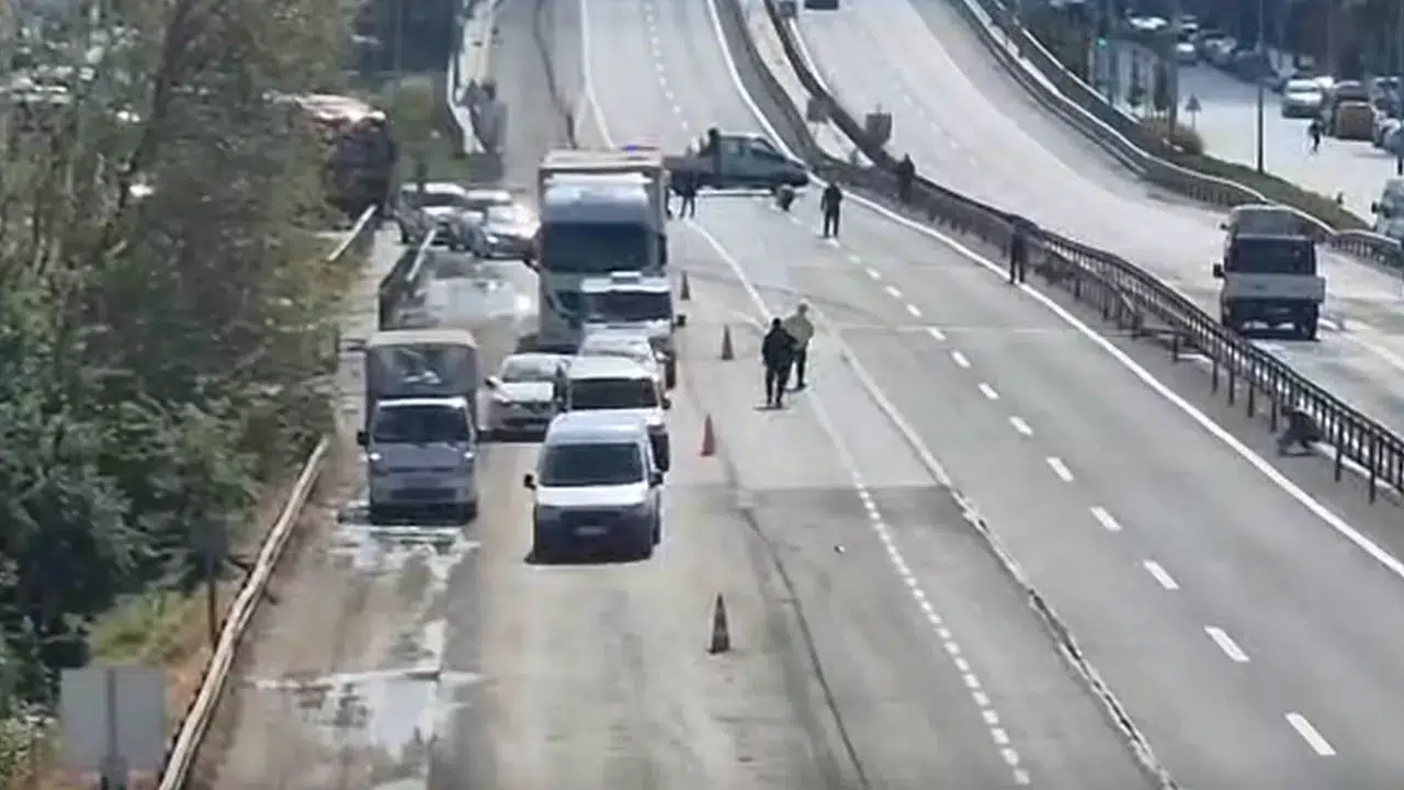 Silivri D100'de yola dökülen cıvatalar araçlara zarar verdi : Kamyonet sürücüsü yakalandı