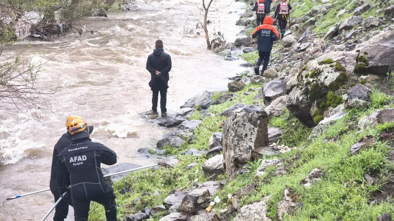 Bingöl'de kayıp öğretmen için arama çalışmaları sürüyor