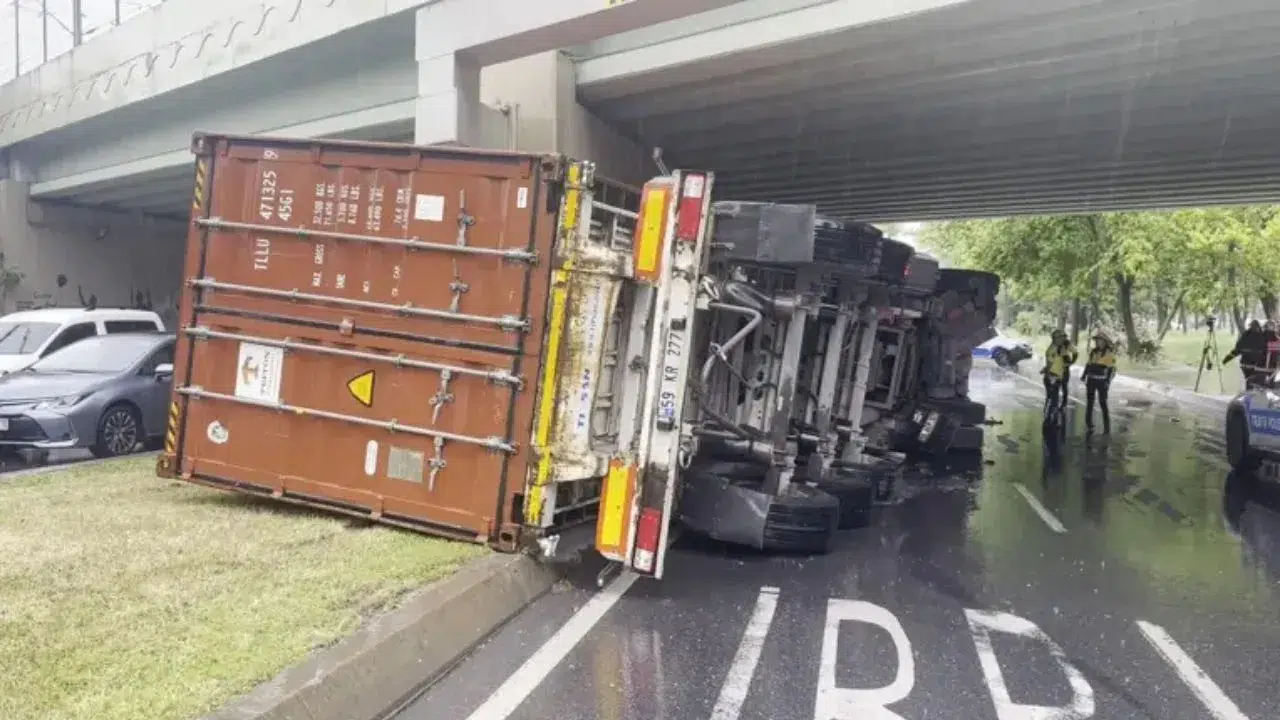 İstanbul Bakırköy’de feci kaza : Tır üst geçide çarpıp devrildi