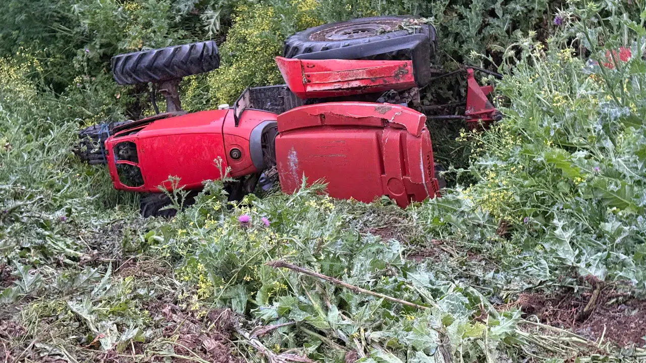 Bursa'da traktör kazası : Şarampole devrilen aracın altında kalan sürücü öldü