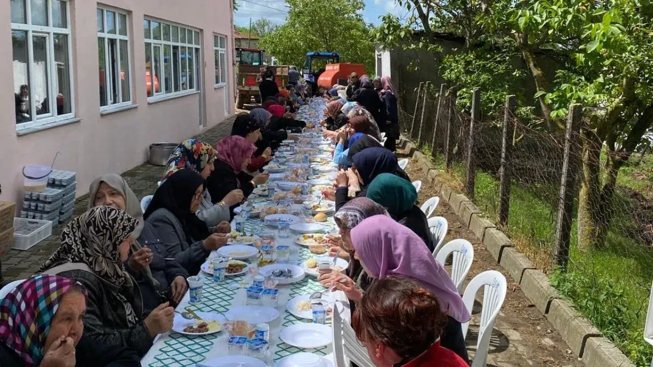 Balıkesir Karesi’de geleneksel hayır yemeği : 2 bin kişi aynı sofrada buluştu