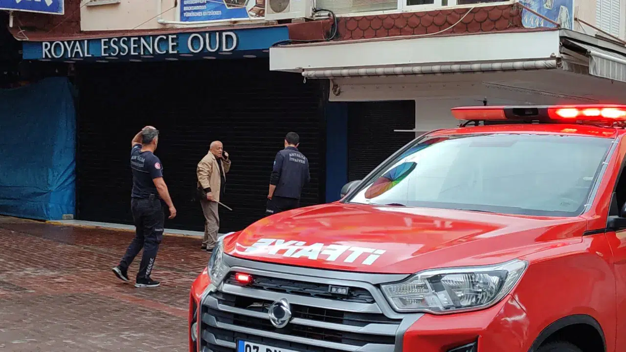 Alanya'da bir iş yerinde dumanlar yükselmeye başladı
