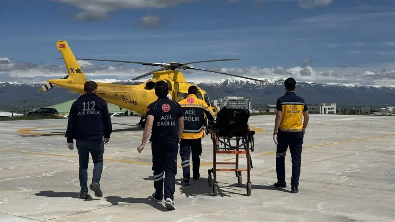 Erzurum’da zamanla yarış : Lupus hastası ambulans helikopterle hastaneye yetiştirildi