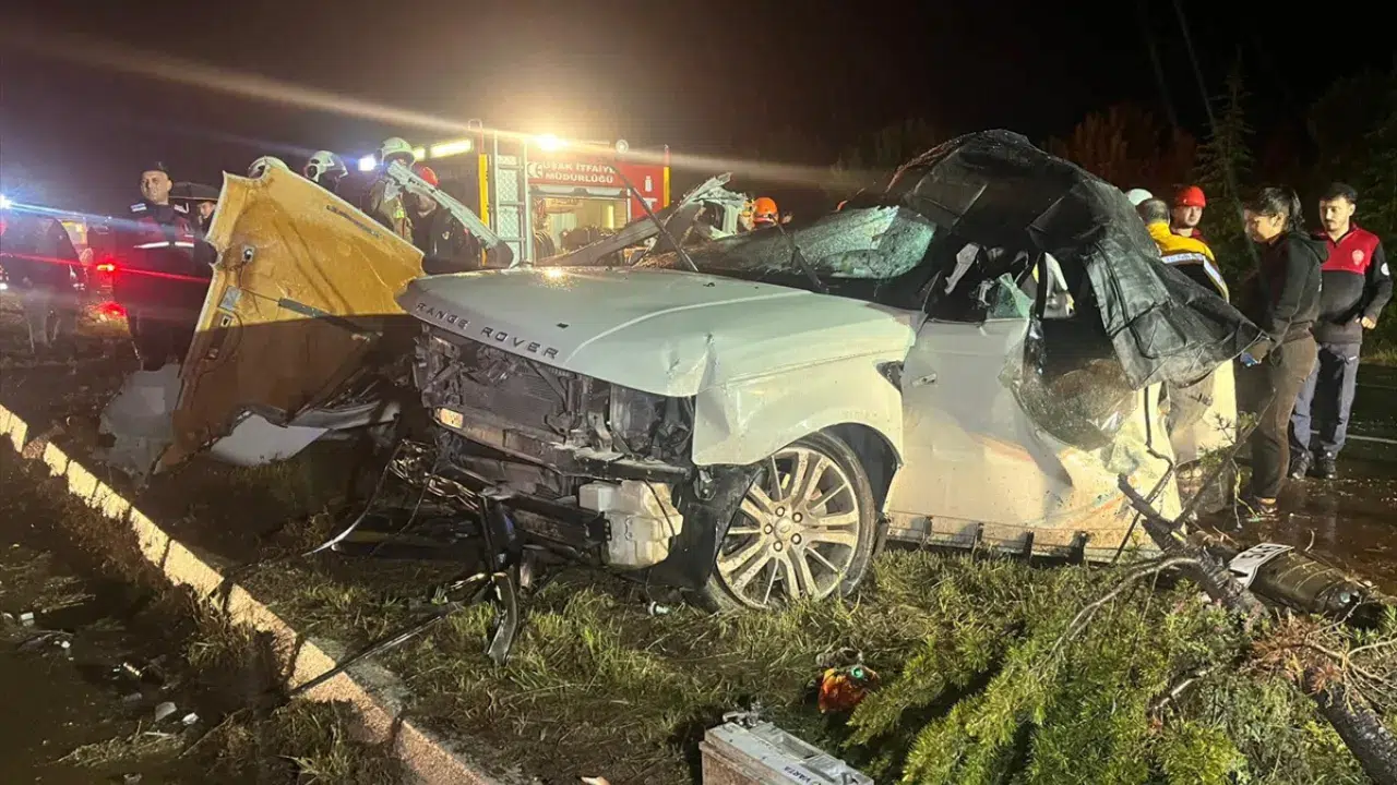 Uşak'ta feci zincirleme kaza : 4 ölü, 34 yaralı