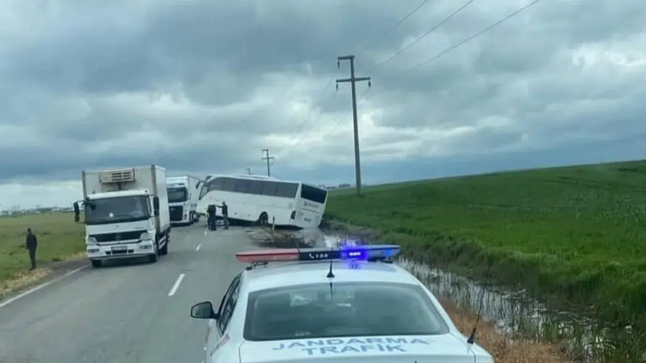 Tekirdağ'da 1 Mayıs kutlamalarına giden işçileri taşıyan otobüs kaza yaptı : 1 yaralı