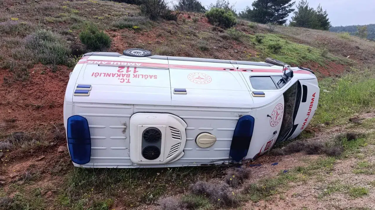 Ankara'da hasta taşıyan ambulans yan yattı : Nallıhan'da trafik kazası