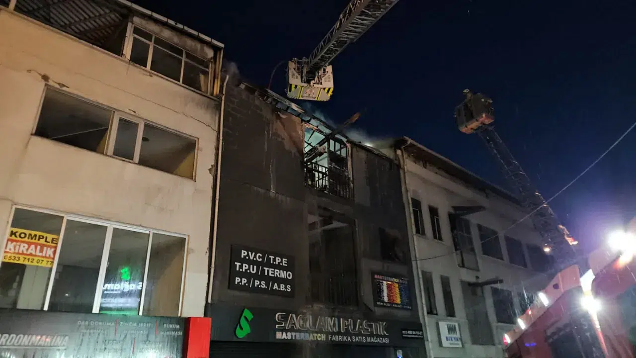 Bayrampaşa’da korkutan iş yeri yangını : 5 katlı binanın 3 katı alevlere teslim oldu