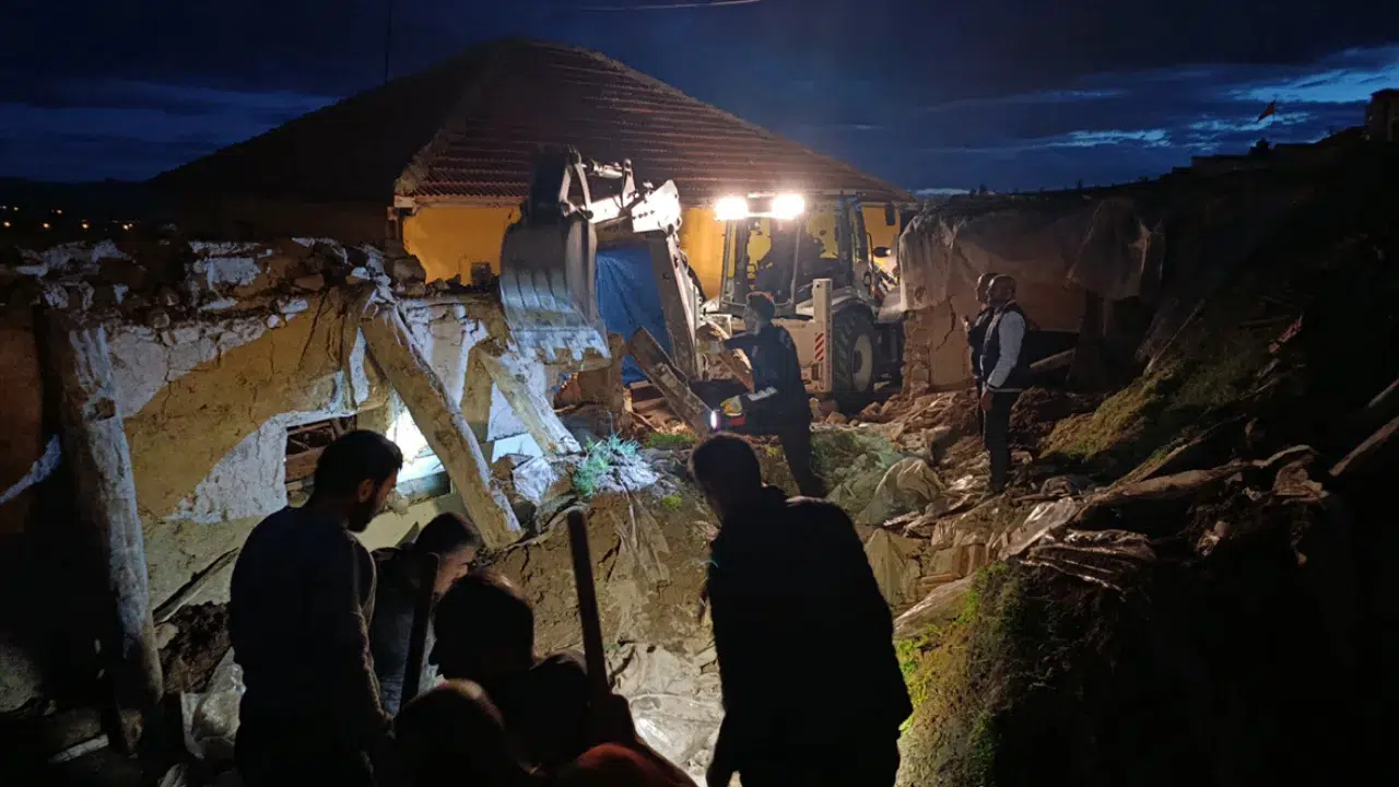 Sivas'ta ahır çöktü : 12 küçükbaş hayvan telef oldu