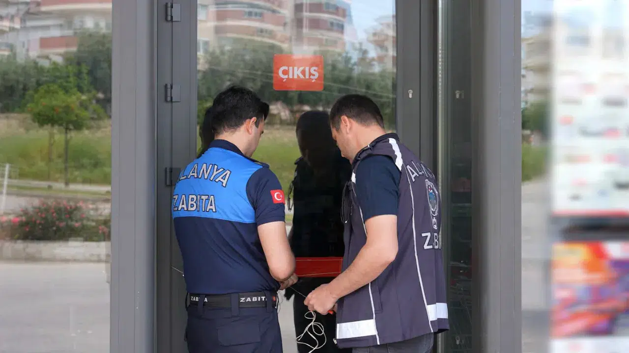 Alanya’da tarihi geçmiş tavuk ürünleri satan zincir market mühürlendi