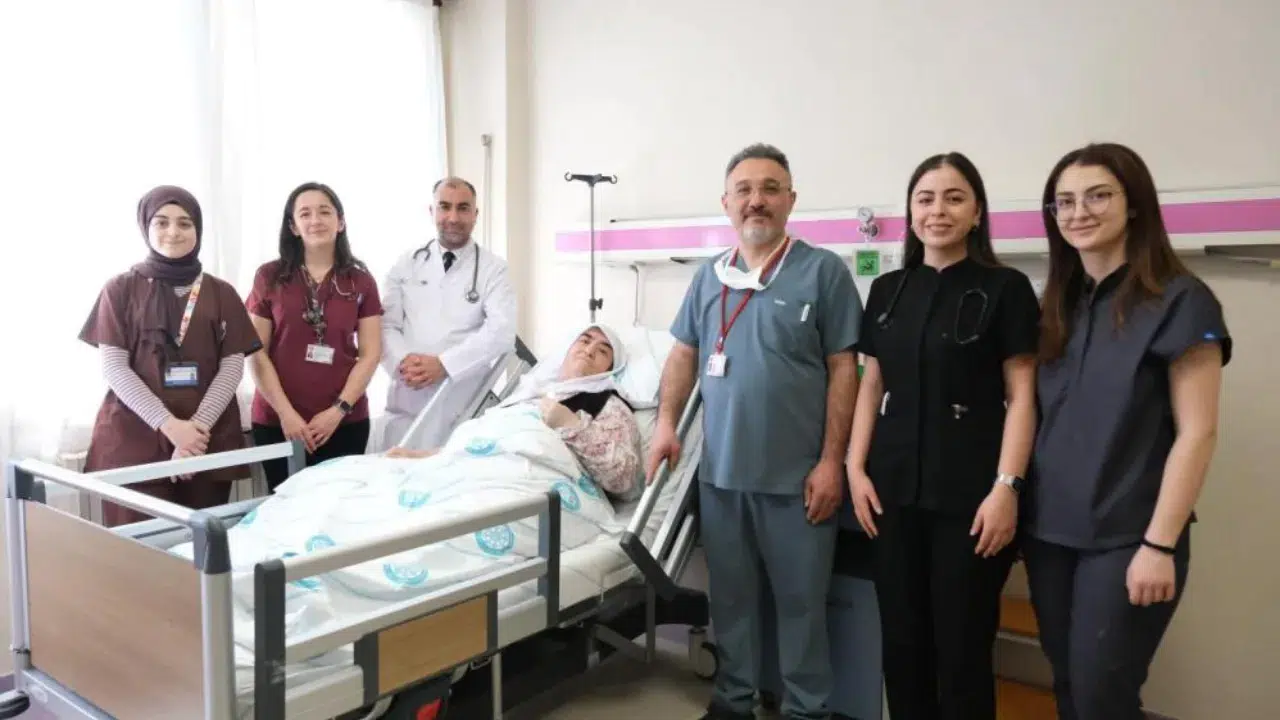 Sivas'ta hastanın göğüs duvarındaki 8 kiloluk tümör başarıyla çıkarıldı