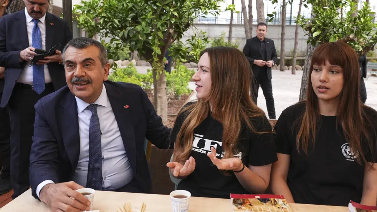 Bakan Tekin, İzmir Fen Lisesi'nde konuştu