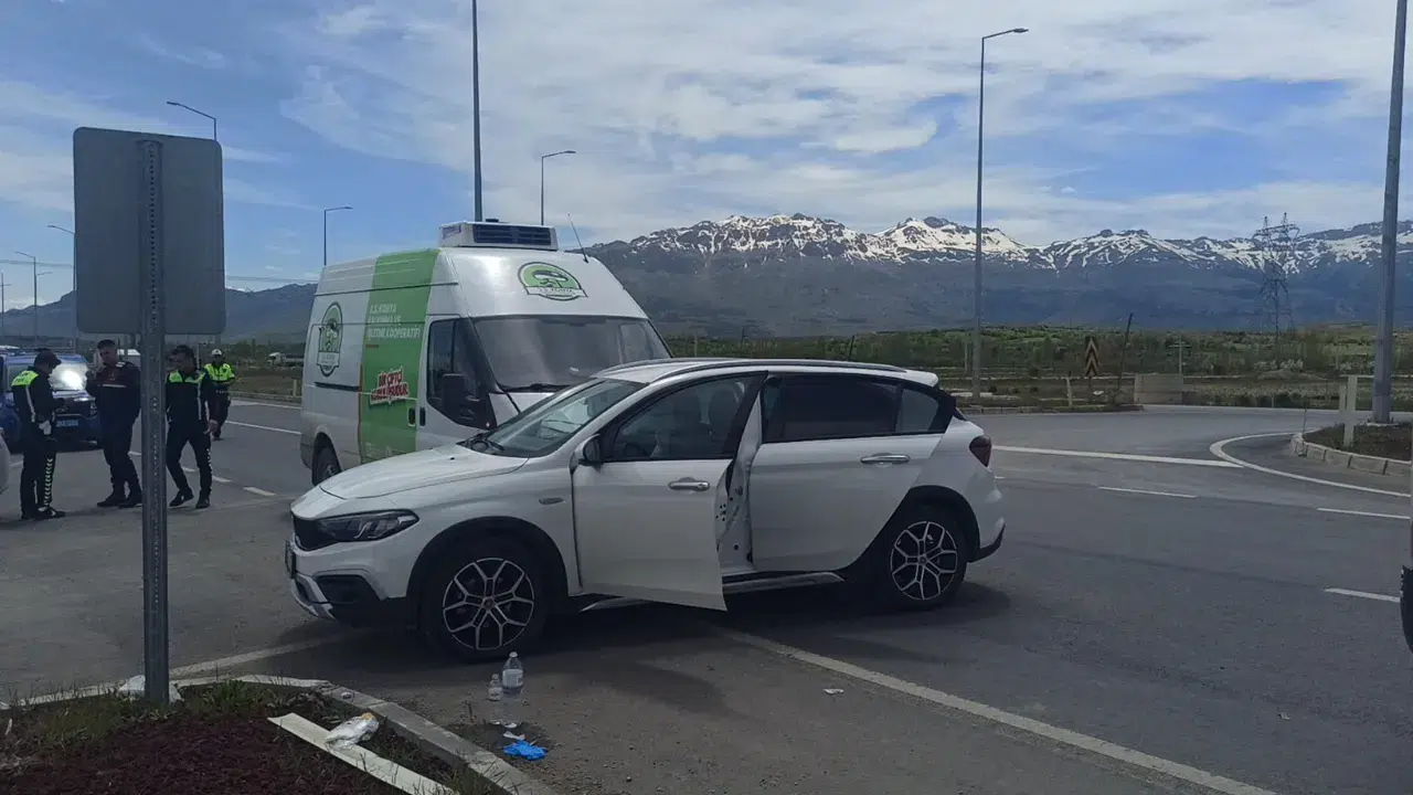 Konya'da kamyonet ve otomobilin çarpıştığı kazada 4 kişi yaralandı