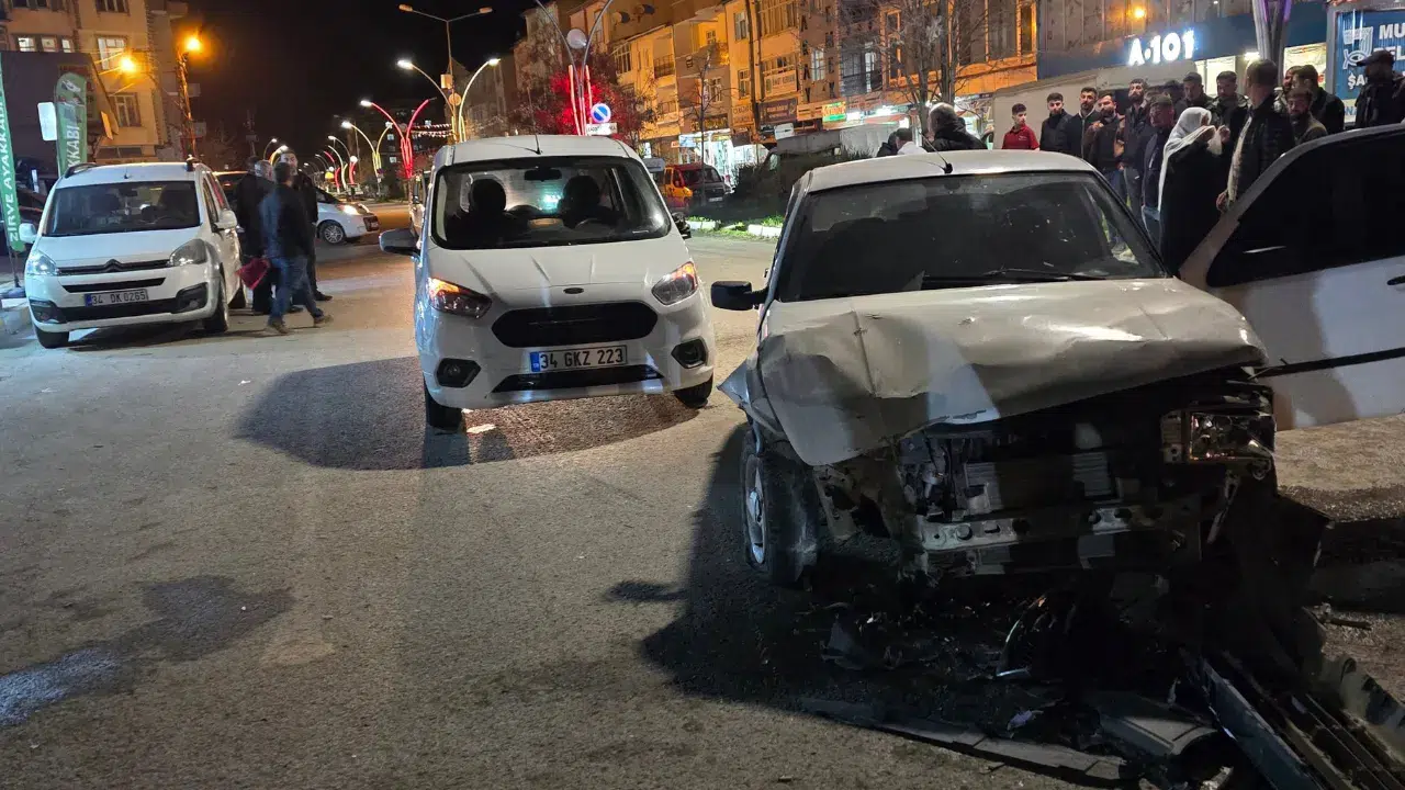 Van Muradiye'de kaza : 3 araç çarpıştı