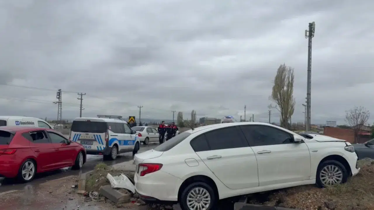 Eskişehir'de iki otomobil çarpıştı : 10 yaşındaki çocuk yaralandı