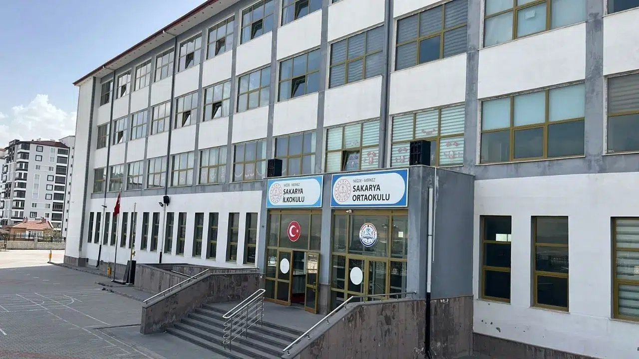 Niğde’de 27 öğrenci yedikleri yemekten sonra hastaneye kaldırıldı