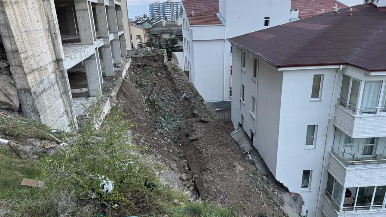 Nevşehir'de istinat duvarı çöktü, önündeki apartmanda hasar oluştu